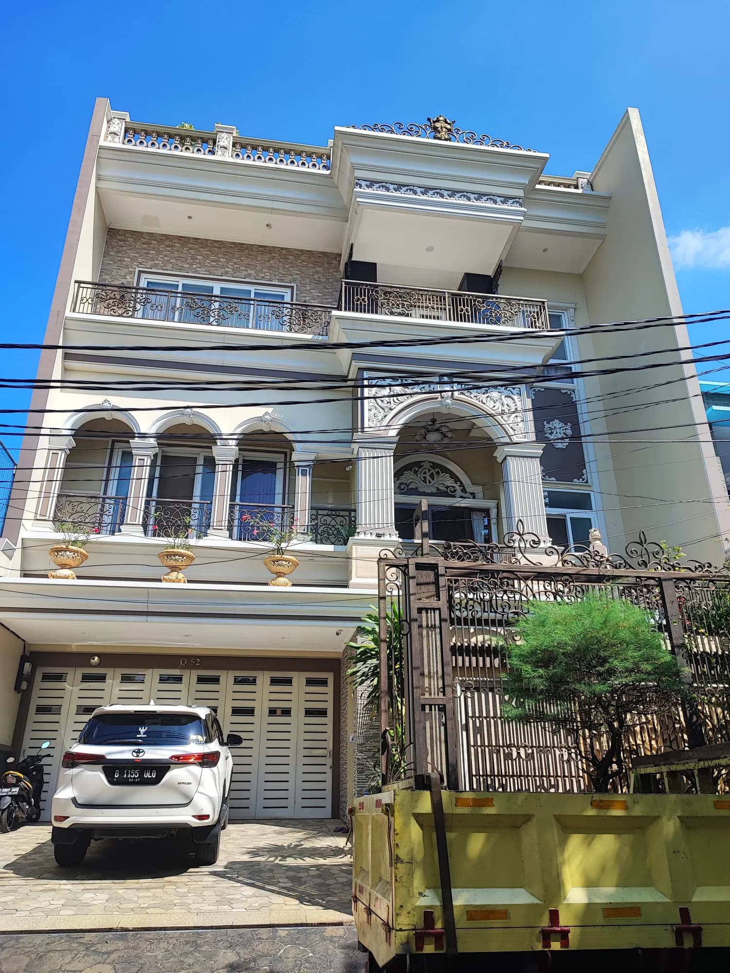 Rumah style modern classic