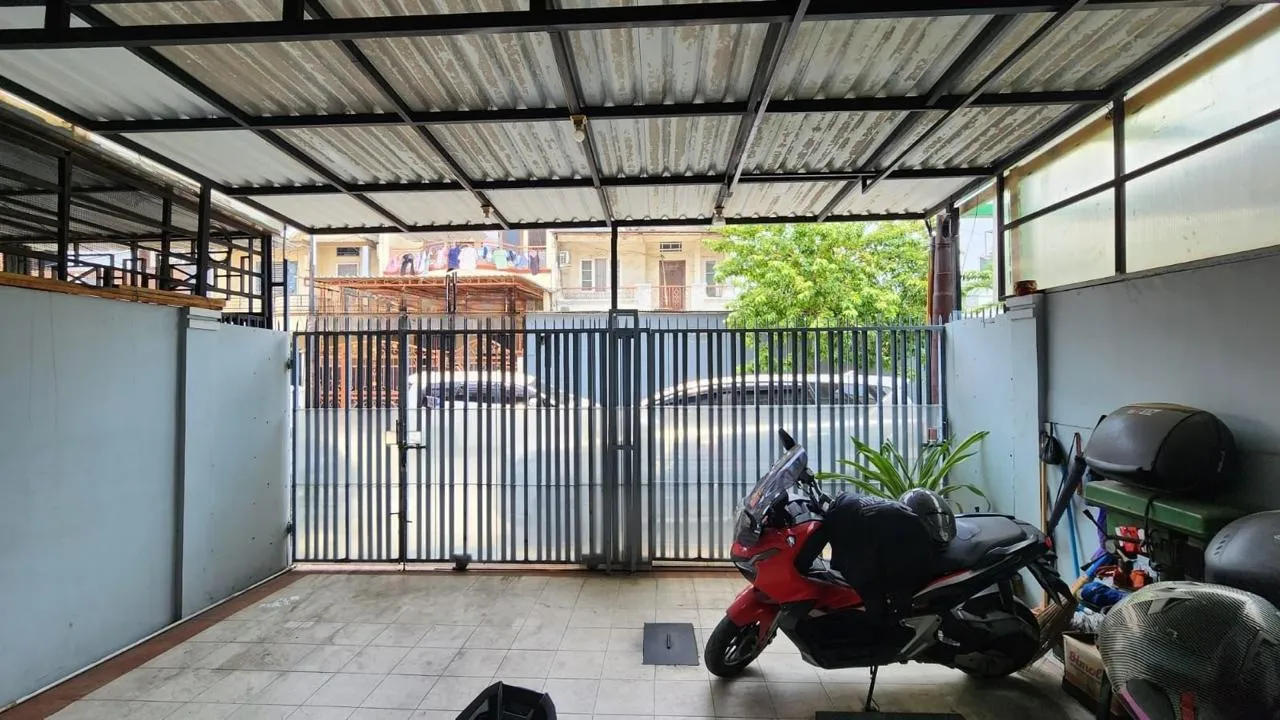 Rumah 2 Lantai Taman Palem Lestari