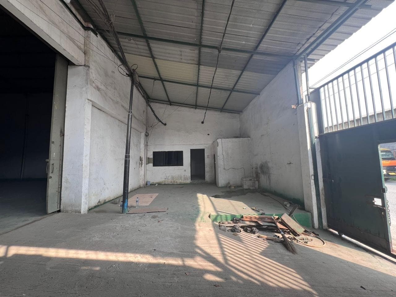 Gudang dan Kantor Pantai Indah Dadap