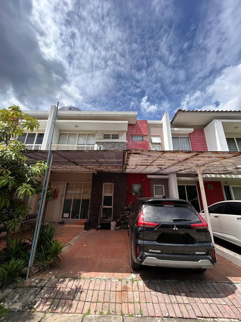 Rumah Golf Lake, Cluster San Lorenzo, Cengkareng